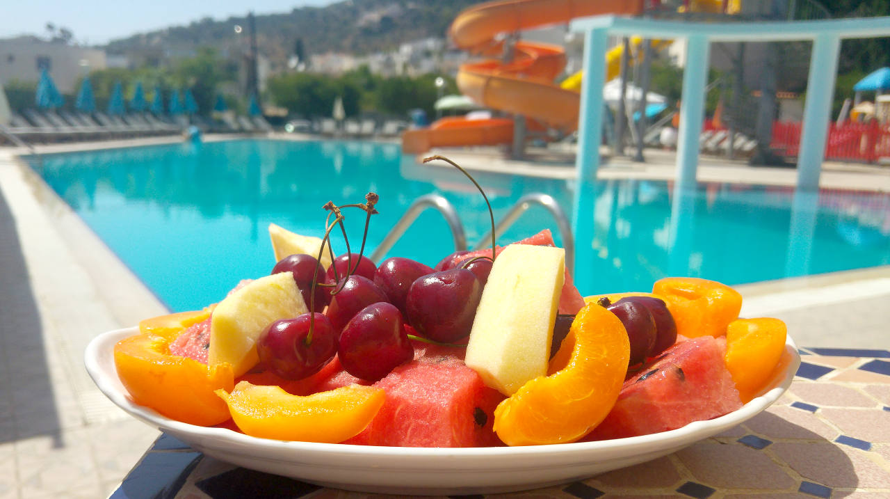 Fresh seasonal fruits and refreshing dives in the pool!